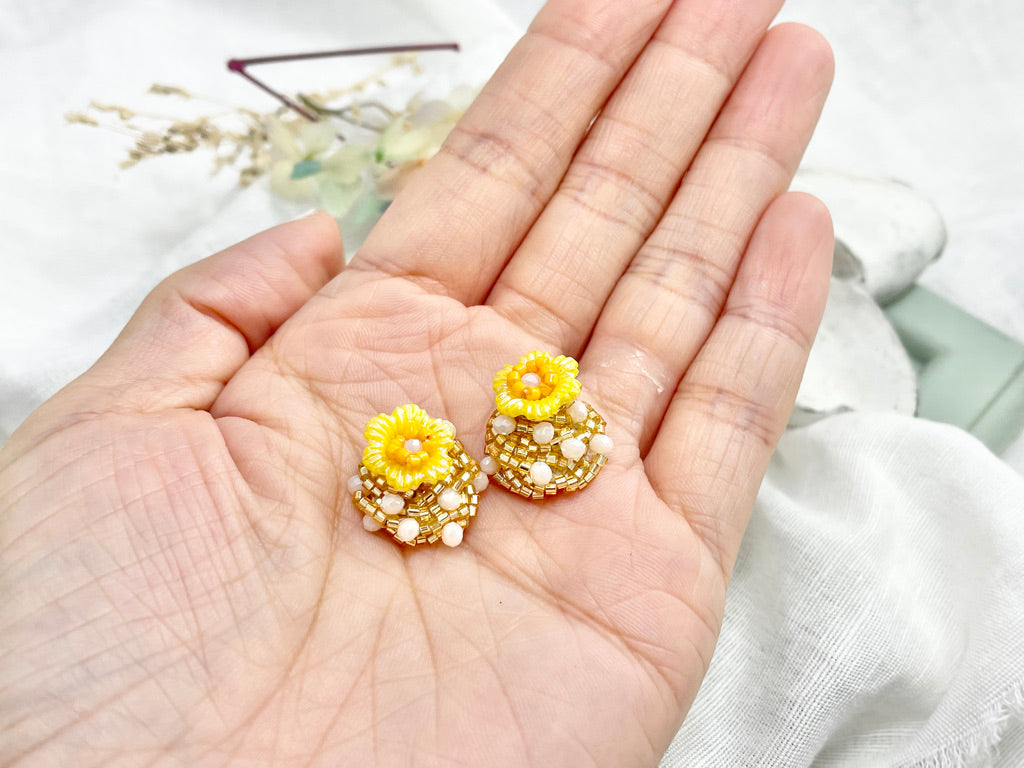Hand beaded earrings - polka dots -