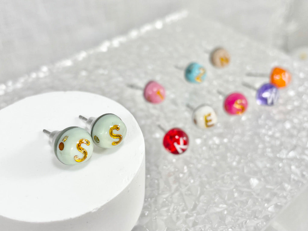 Candy teen Alphabet Studs earrings - V