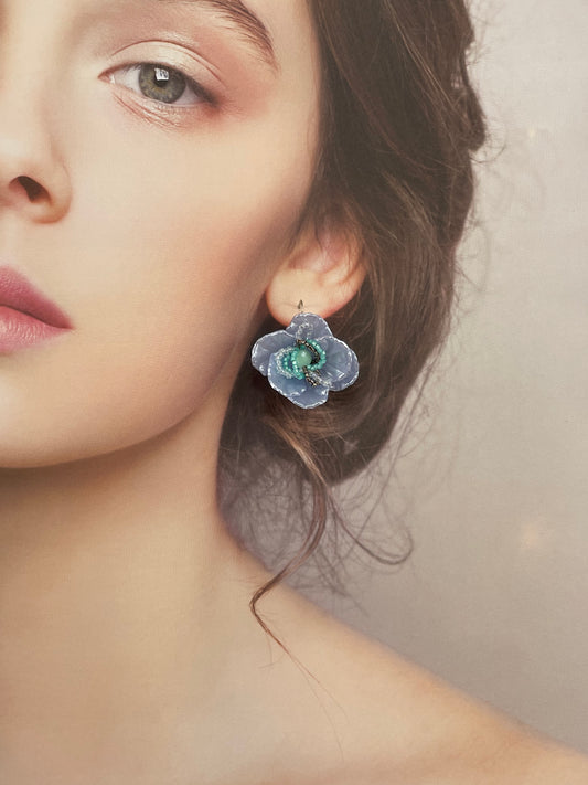 Hand beaded earrings - flower blue-
