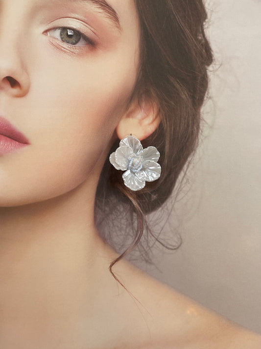 Hand beaded earrings - flower white-