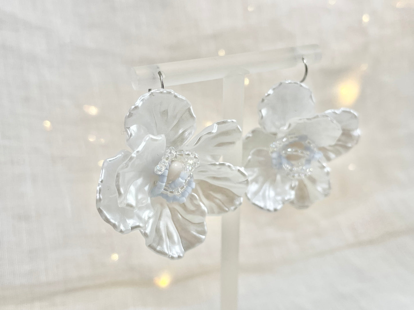 Hand beaded earrings - flower white-